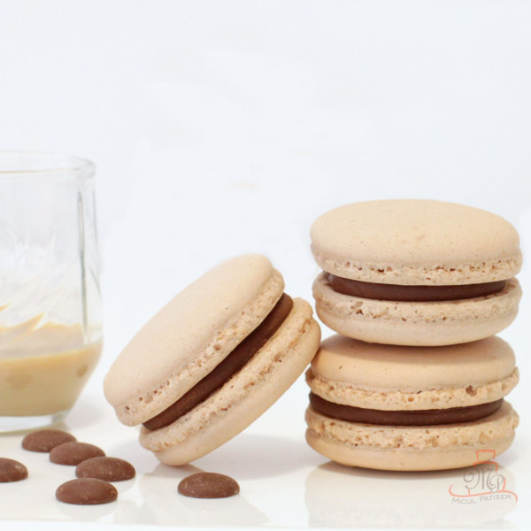 Macarons cu ciocolata cu lapte si crema de whiskey