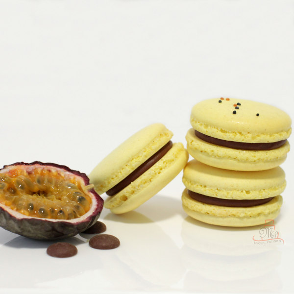 Macarons cu ciocolata cu lapte si fructul pasiunii